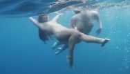 Подростки подросткового возраста голы на Тенерифе мирно плавают