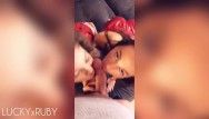Sexy lesbische Babes nehmen mit dem Zungenkeks auf und verschlingen große Shlong