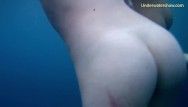 Сексуальные влюбленные раздели под водой в море