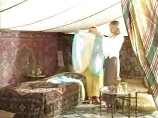 2 распутные арабские красотки занимаются лесбийским сексом в палатке